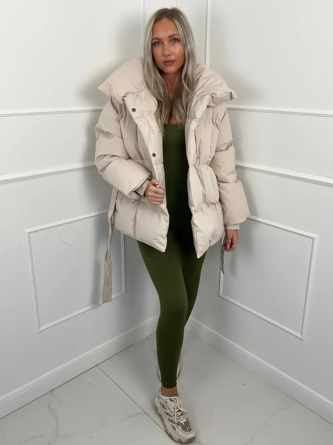 Manteau d’Hiver Femme avec Col à Revers et Ceinture – Chaud & Élégant