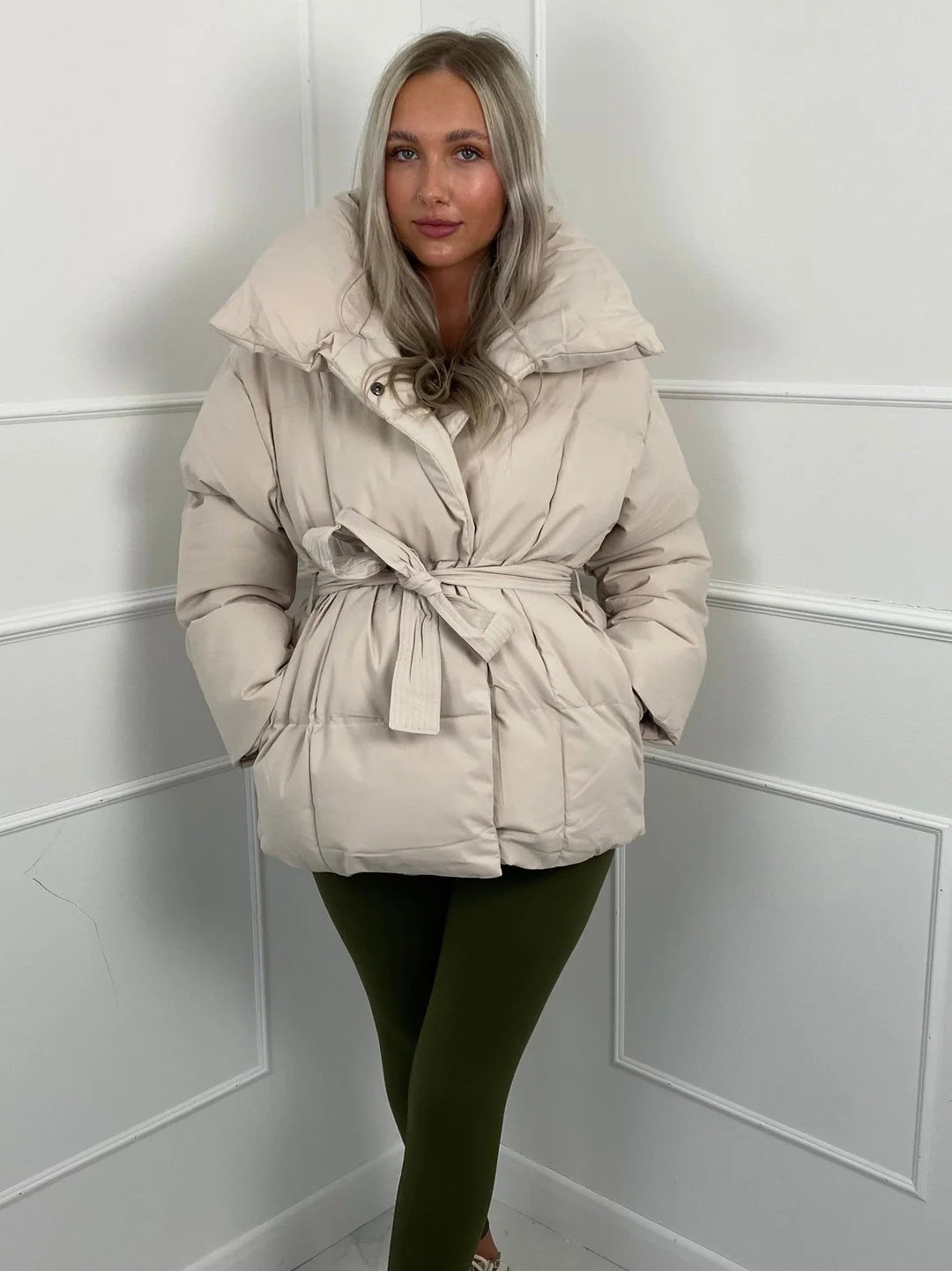Manteau d’Hiver Femme avec Col à Revers et Ceinture – Chaud & Élégant