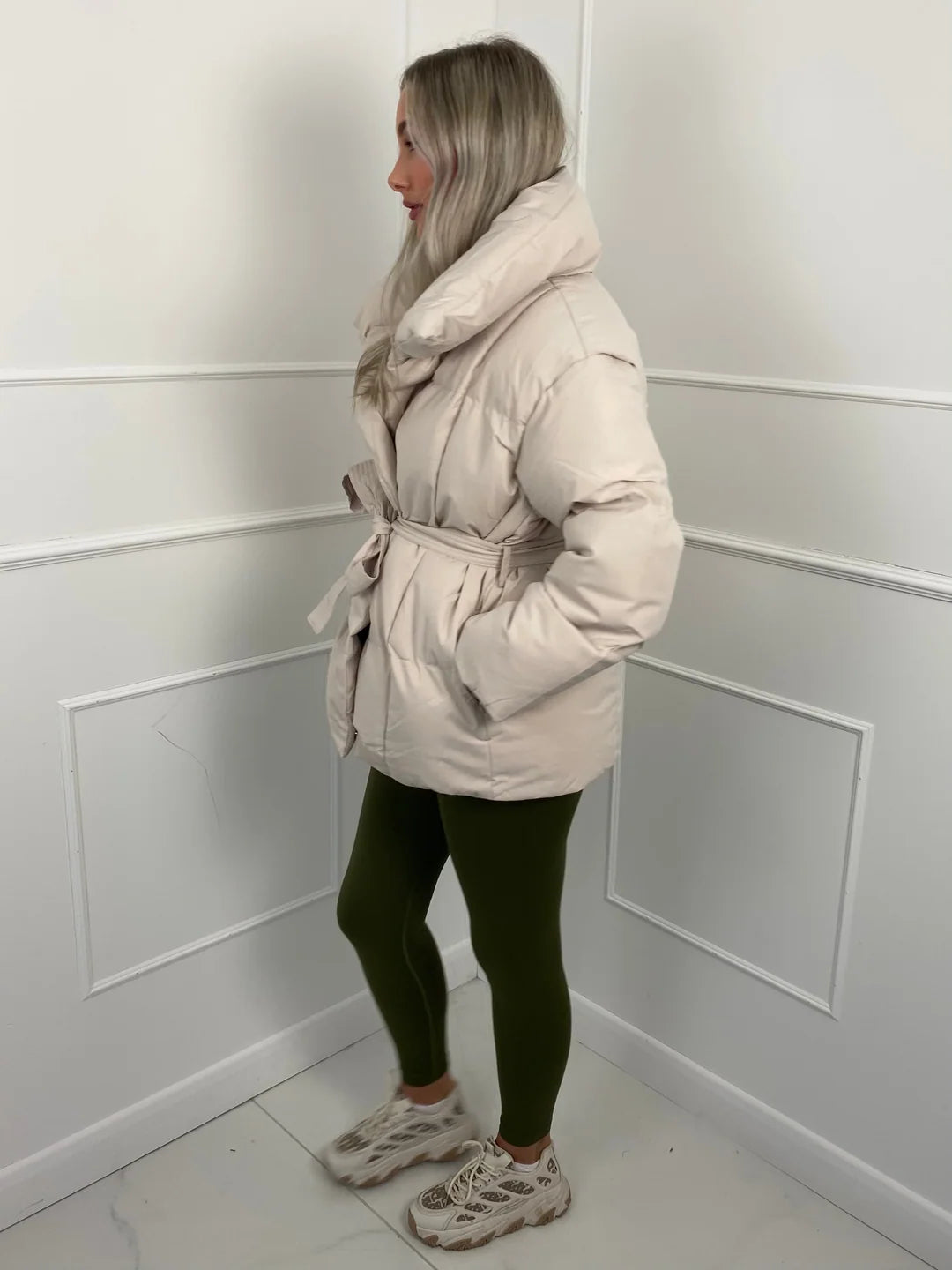 Manteau d’Hiver Femme avec Col à Revers et Ceinture – Chaud & Élégant