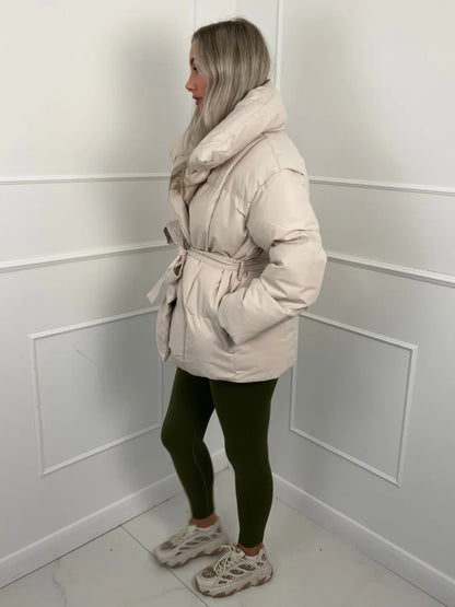 Manteau d’Hiver Femme avec Col à Revers et Ceinture – Chaud & Élégant