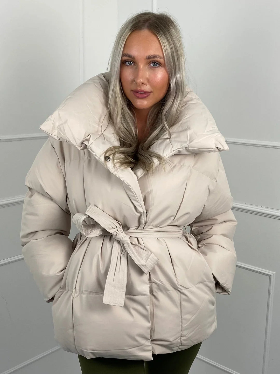 Manteau d’Hiver Femme avec Col à Revers et Ceinture – Chaud & Élégant
