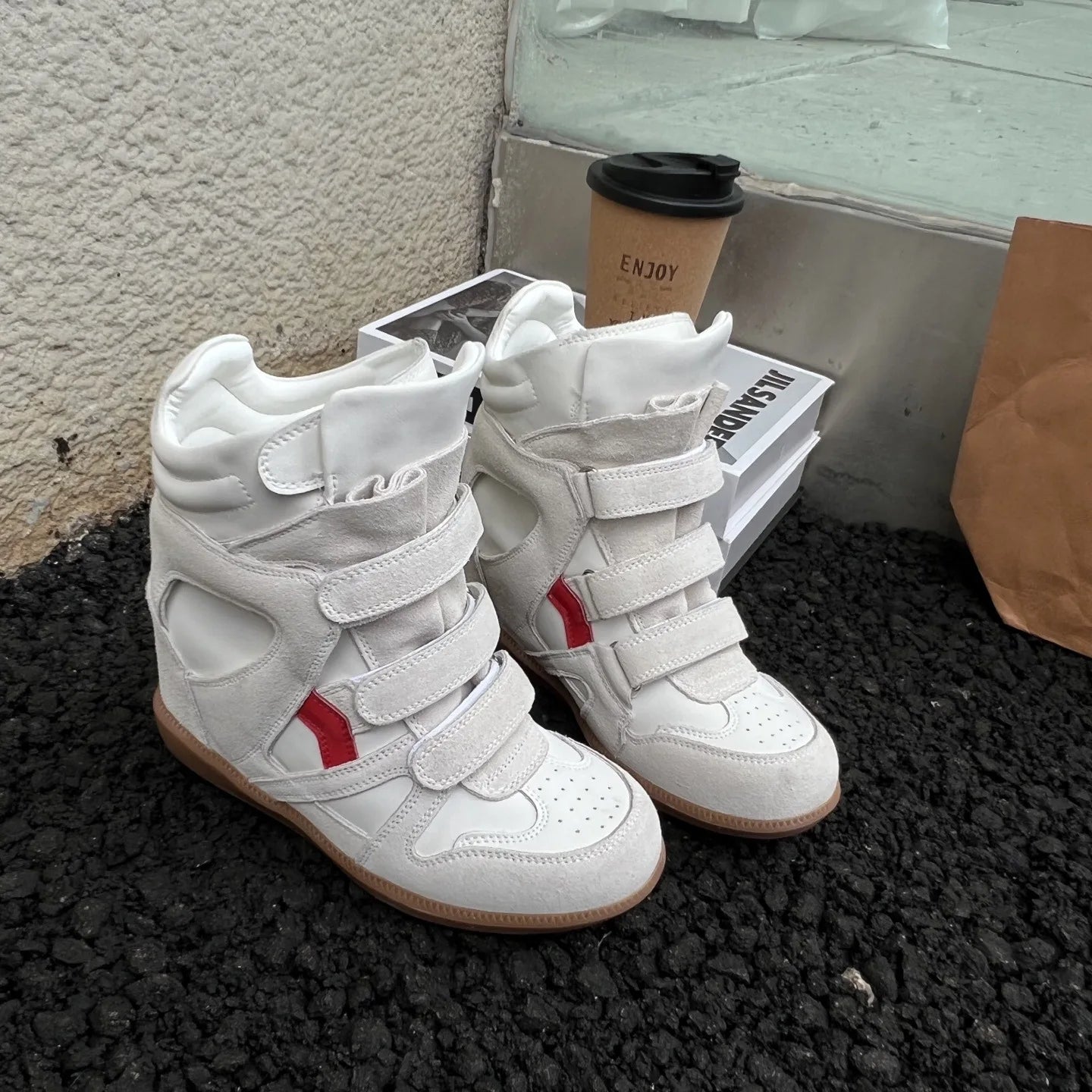 Femme portant baskets montantes compensées 8cm avec jean - style casual automne