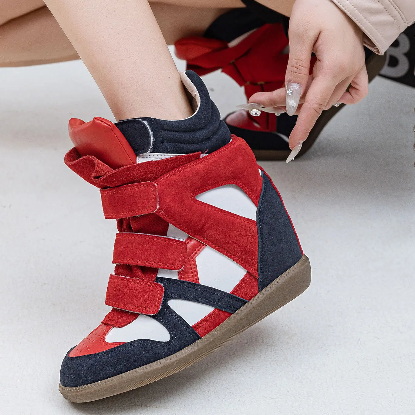 Profil bottines compensées 8cm hauteur intérieure secrète femme scratch élégant