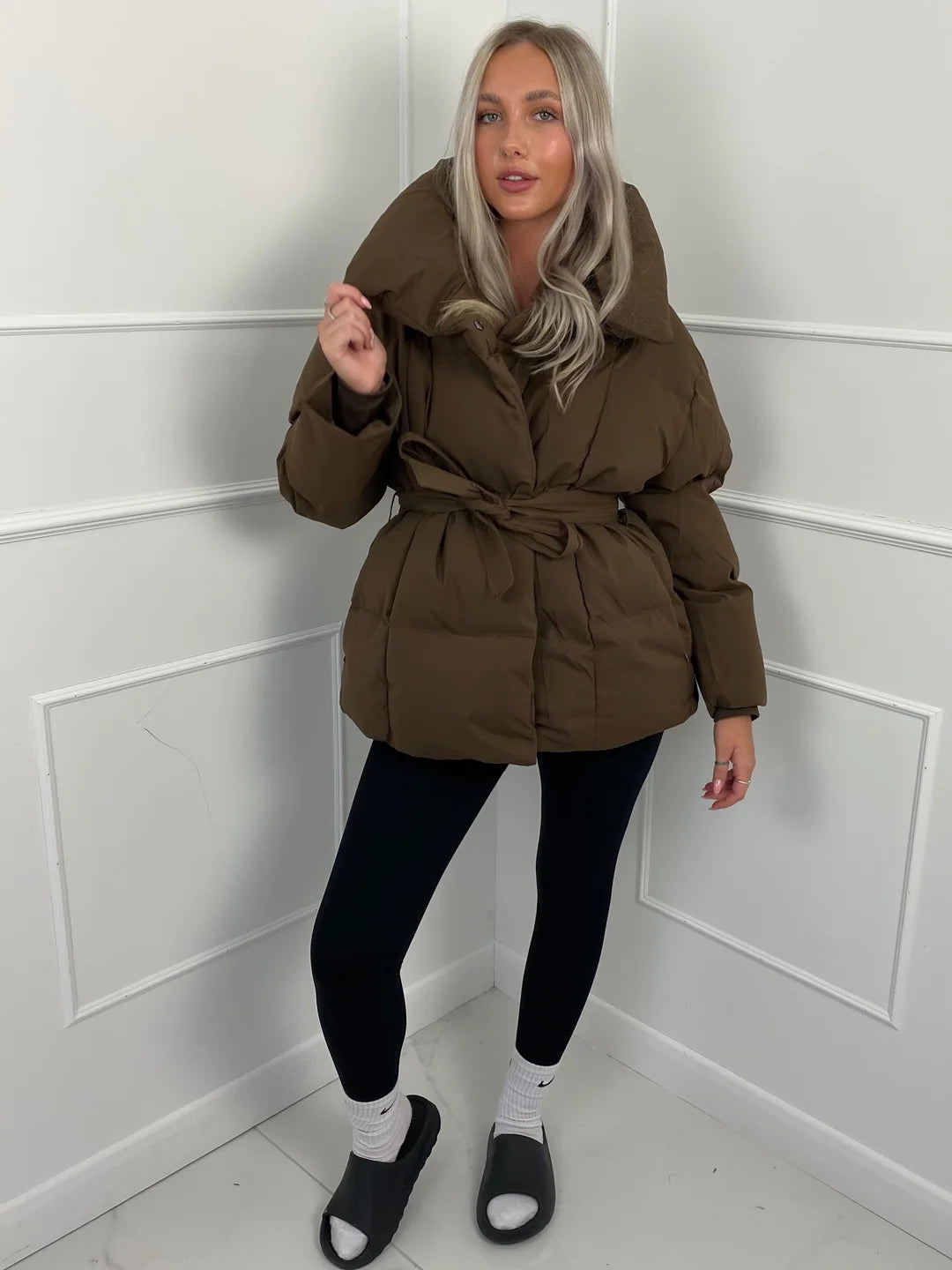 Manteau d’Hiver Femme avec Col à Revers et Ceinture – Chaud & Élégant