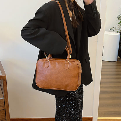  Intérieur du sac bandoulière montrant la poche zippée cachée et la doublure polyester