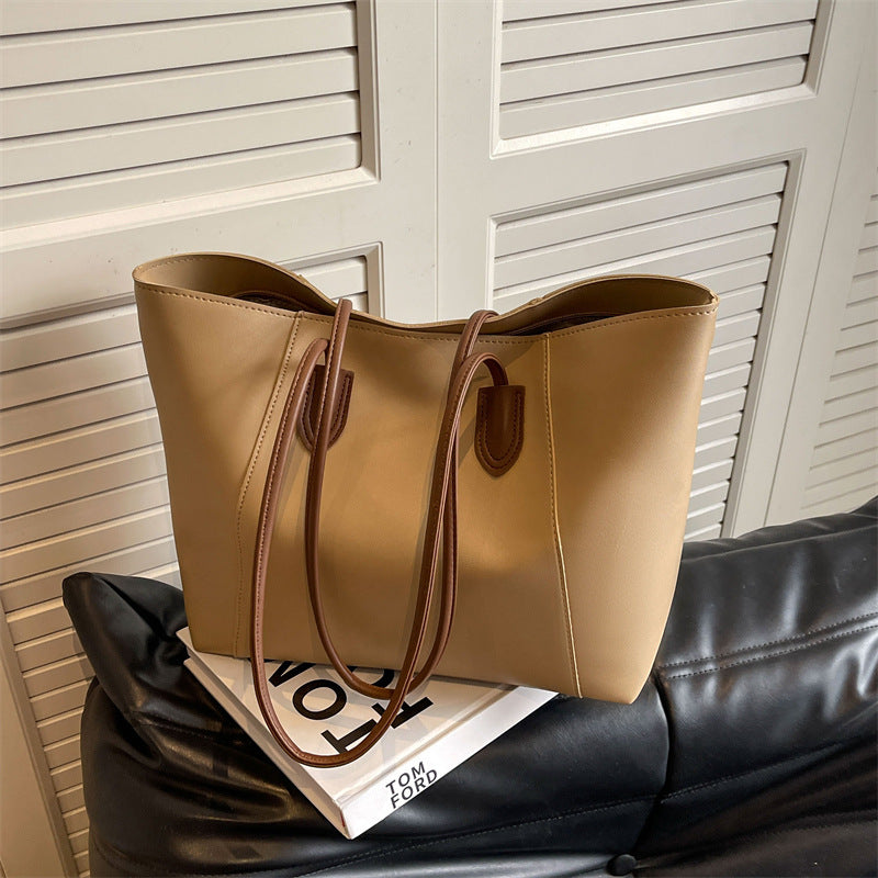 Lycéenne portant sac Estelia sur le dos style sac à dos confortable études
