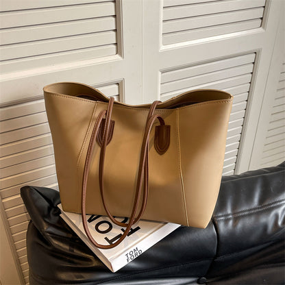Lycéenne portant sac Estelia sur le dos style sac à dos confortable études