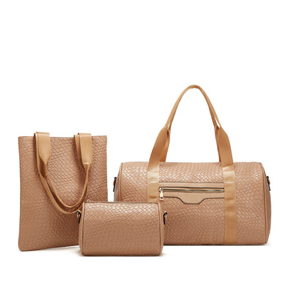 Femme en voyage portant sac business rose grande capacité, aéroport ou gare, style fashion moderne

