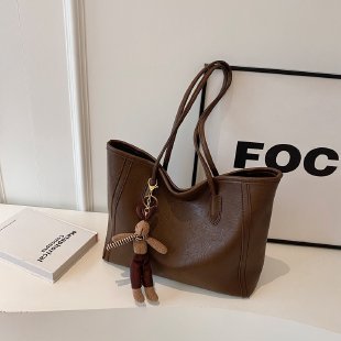 Homme portant le sac unisexe cuir PU style minimaliste quotidien