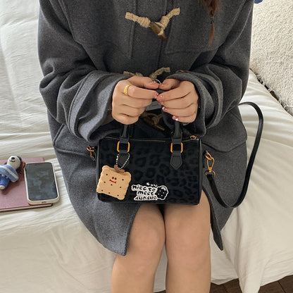 Sac boston texturé marron avec pendentif