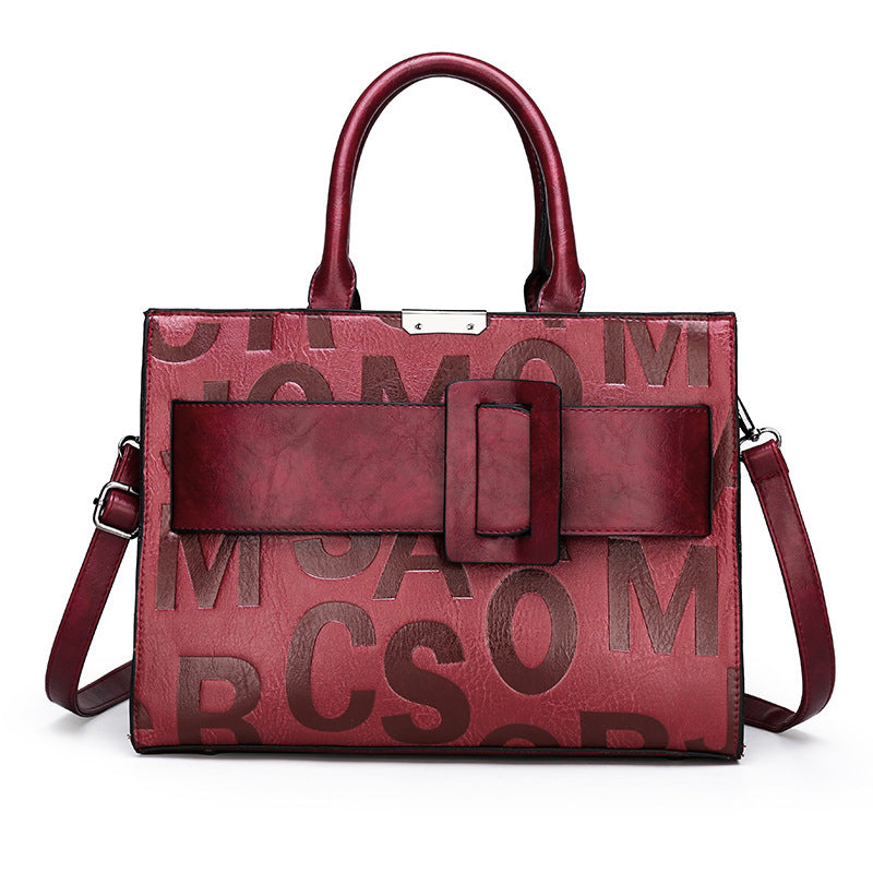 Gros plan embossing lettres gaufré sac PU noir femme, motif signature mode européenne, look luxe
