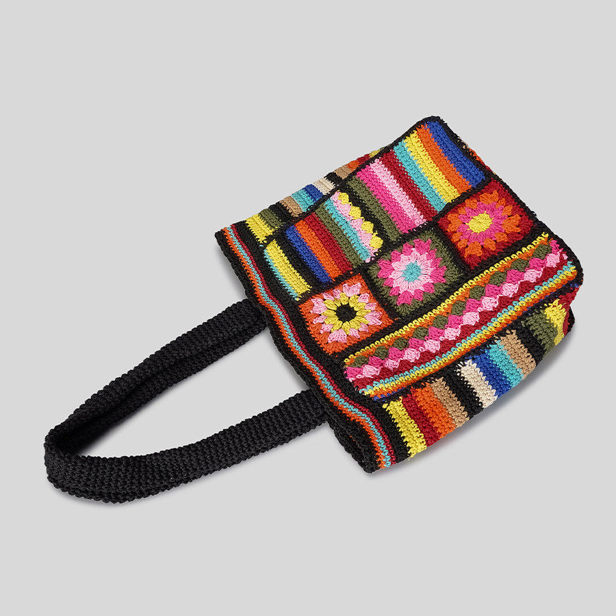 Gros plan tissage paille tressée sac crochet kaki, texture naturelle artisanale bohème
