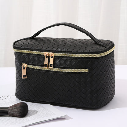 Gros plan motif tressé PU trousse maquillage vert olive, texture tissage tendance urban simplicity

