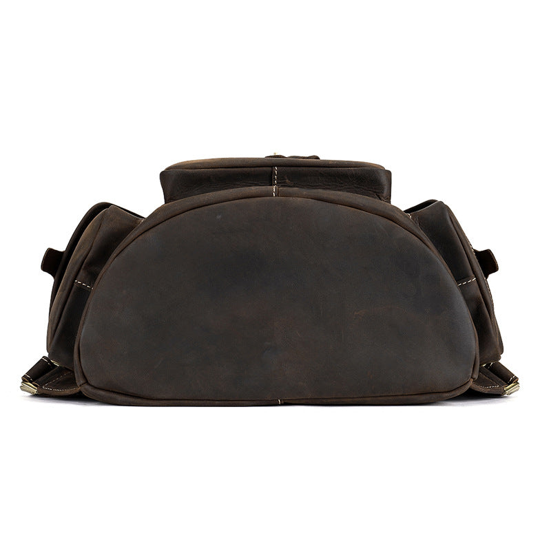 Homme portant sac dos cuir hydrofuge voyage urbain style rétro gentleman aventurier