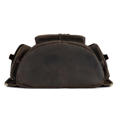 Homme portant sac dos cuir hydrofuge voyage urbain style rétro gentleman aventurier