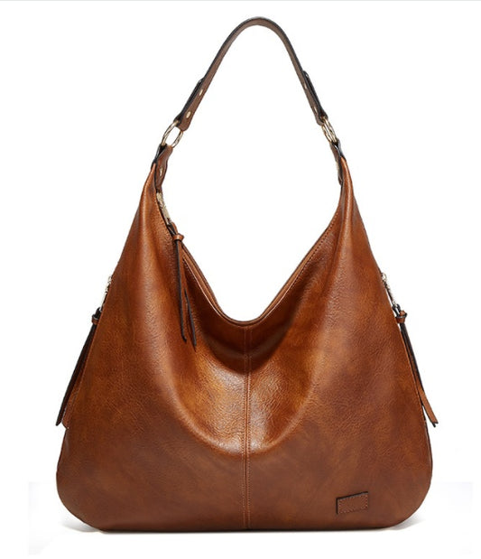 Sac bandoulière femme en cuir marron avec coutures style urbain tendance