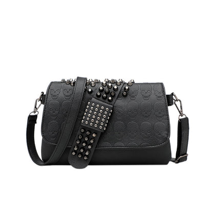 Sac bandoulière rivets tête de mort noir