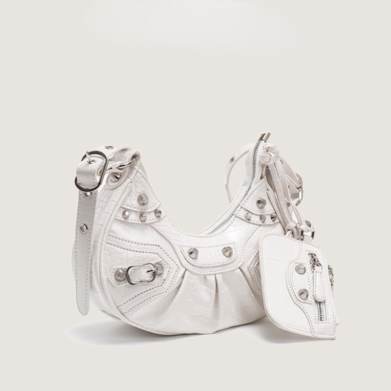Sac croissant bleu denim rivets