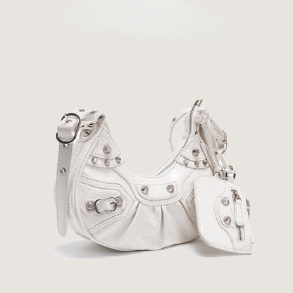Sac croissant bleu denim rivets