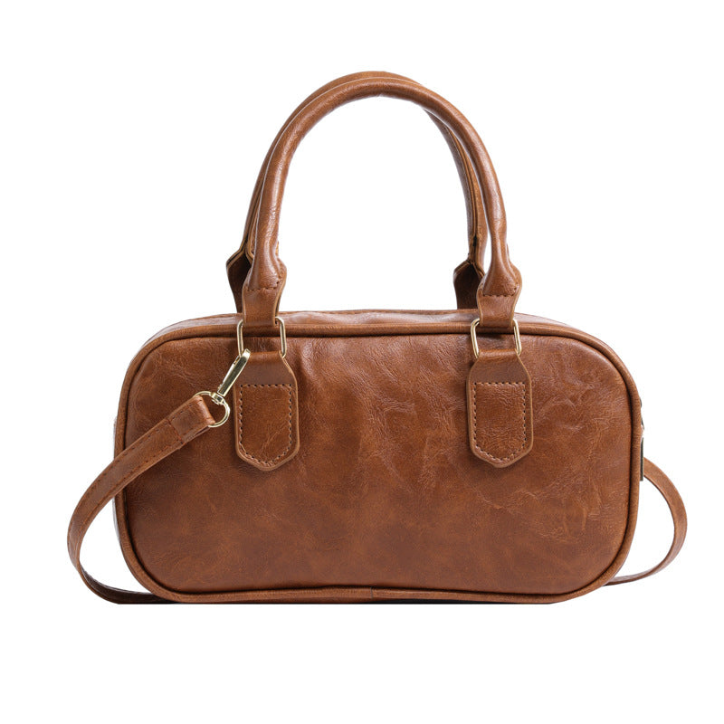 Femme portant le sac bandoulière carré en cuir PU style urbain chic