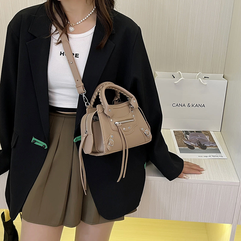 Femme portant sac personnalité tendance une épaule look fashion original