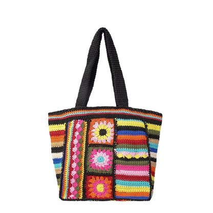 Gros plan broderie florale sac coton noir fait main, motif ethnique vintage artisanal détail fleurs
