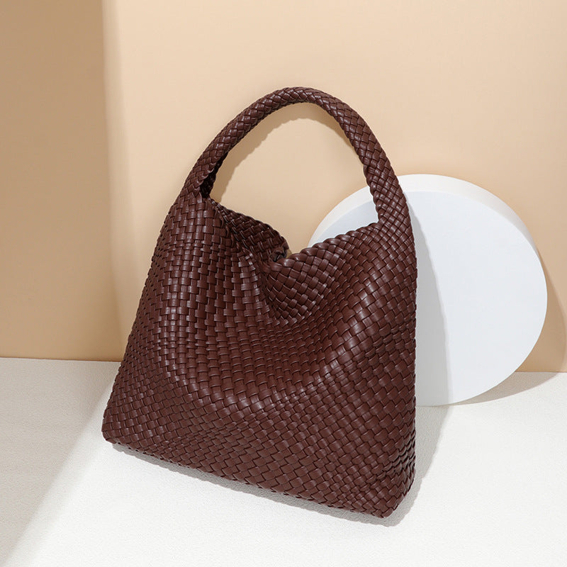 Una tote marron café tricoté