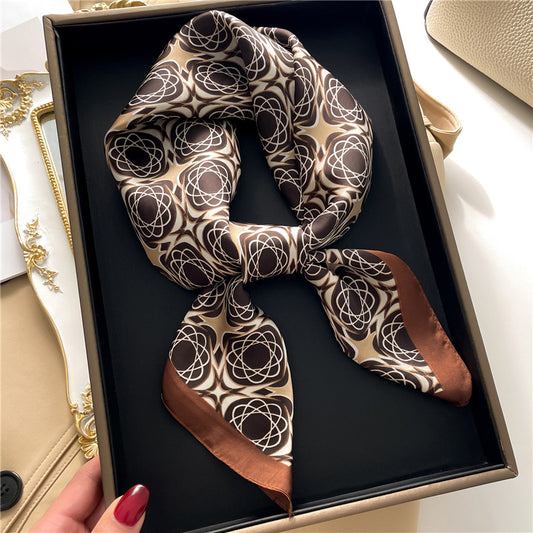 Foulard fleurs bordure noire 70x70