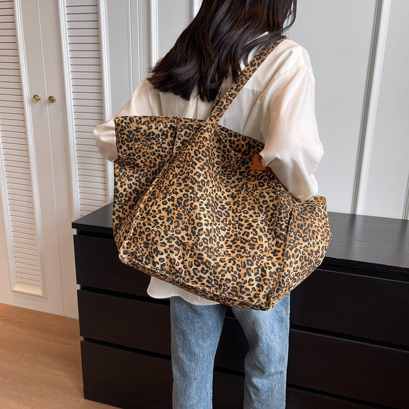 Imprimé léopard tendance intemporel sac plage style urbain minimaliste chic
