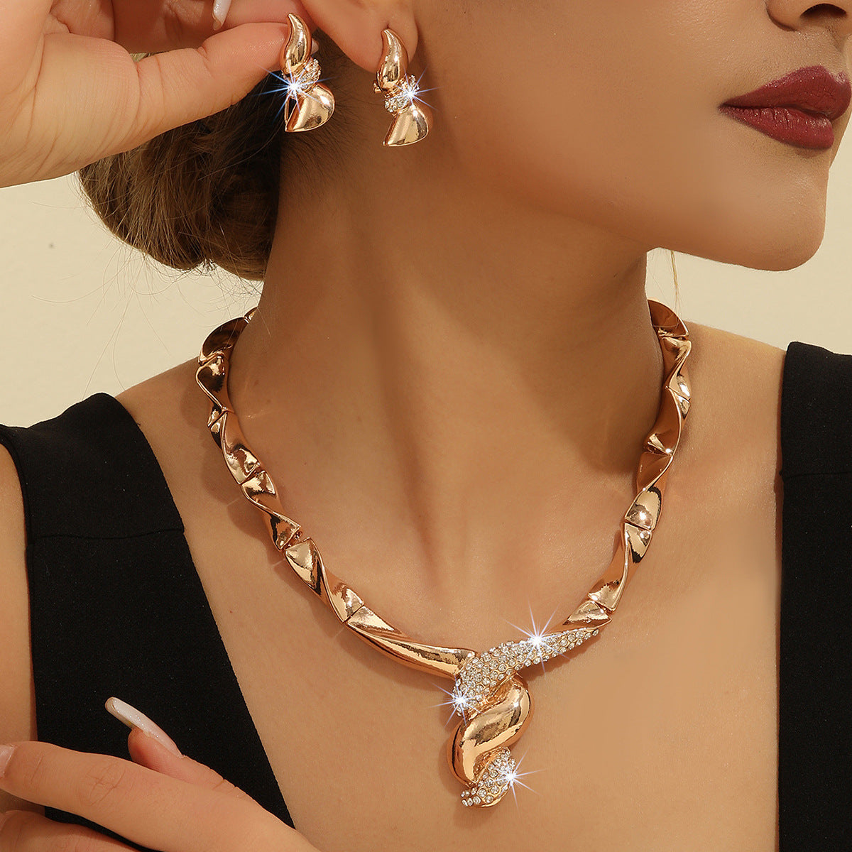 Parure bijoux femme dorée avec collier pendentif cœur et boucles d'oreilles assorties en alliage