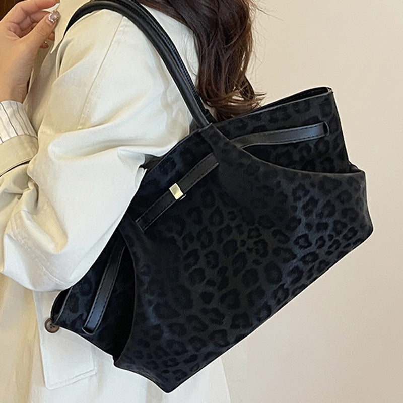 Femme portant sac tote suédé rétro à la main style bureau professionnel élégant