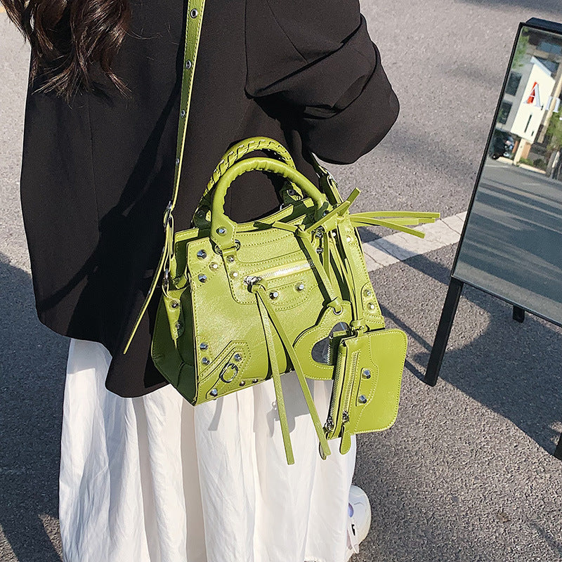 Sac épaule vert femme carré texture diagonale contraste couleurs tendance mode