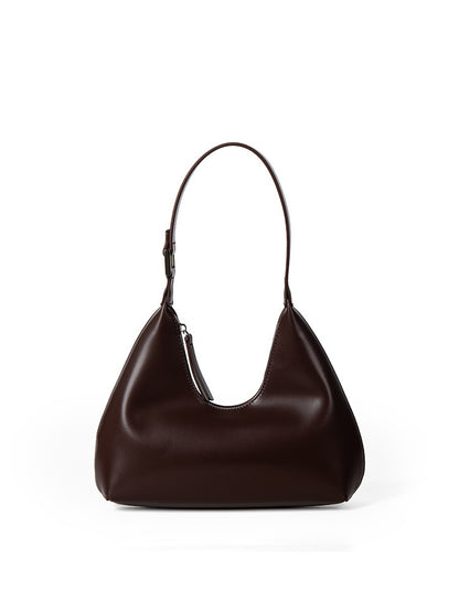 Femme portant le sac aisselle baguette style coréen frais et doux sous le bras