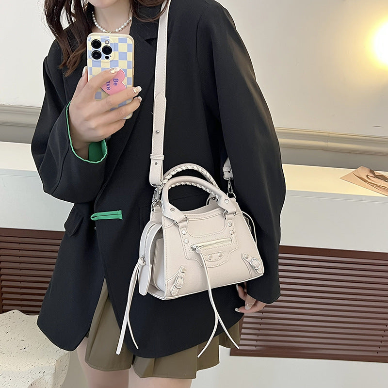 Détail design unique personnalité sac femme tendance statement distinctif